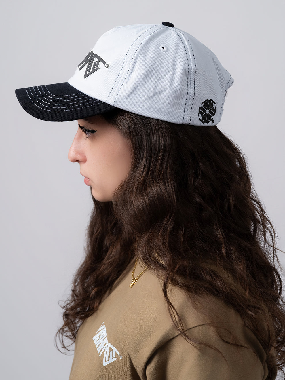 DAD HAT LOGO RELEVO WHITE