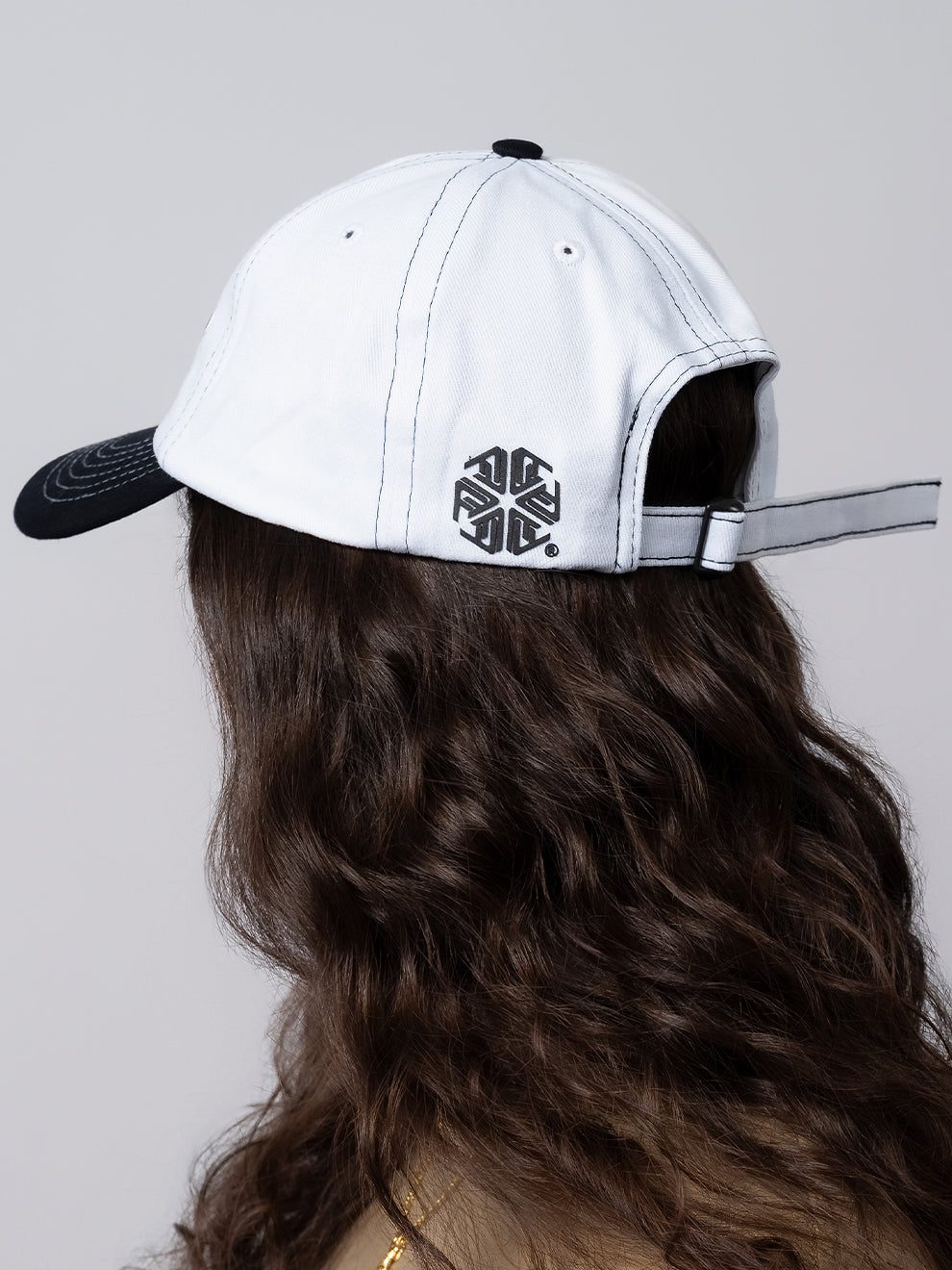 DAD HAT LOGO RELEVO WHITE